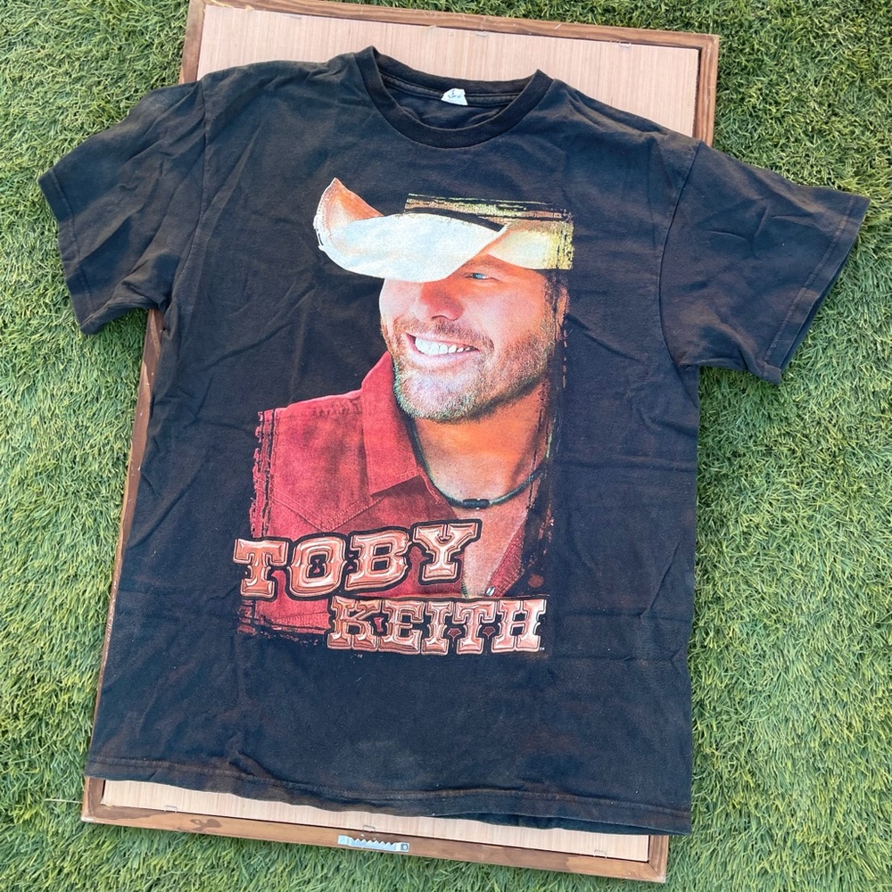 🎄Toby Keith’s “Shut up & Hold on” tour tee (Pre-owned)